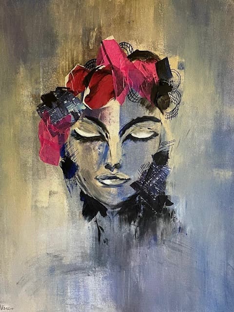 Visage stylisé aux yeux clos, coiffé de papiers rouges et roses, sur un fond bleu-gris et ocre.