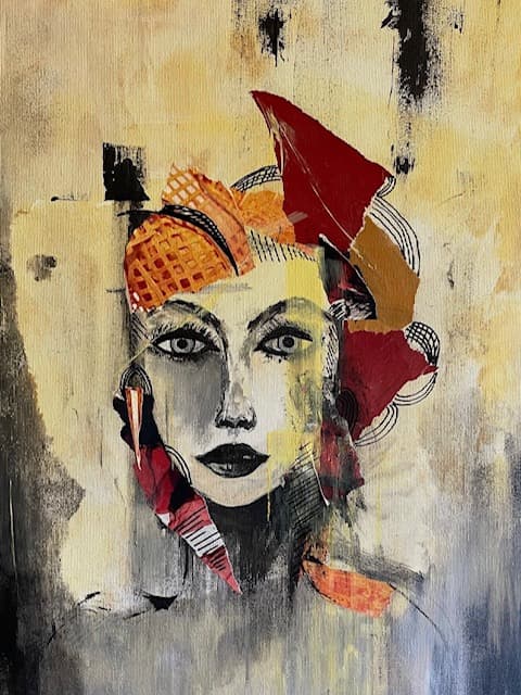 Portrait de femme au regard frontal, papiers rouges et orangés en couronne, fond jaune paille.