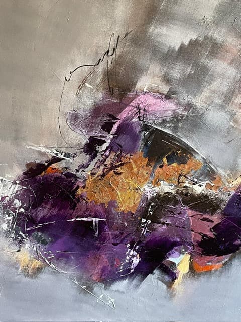 Masse violette et orangée en mouvement, éclaboussures blanches, sur un fond gris argenté.
