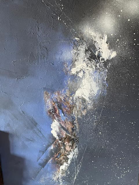 Coulée blanche et cuivrée en relief sur un fond gris bleuté constellé de projections.