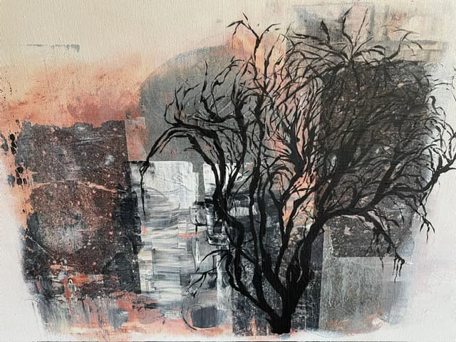 Arbre noir aux branches nues devant des plans gris et cuivrés, ciel rosé.