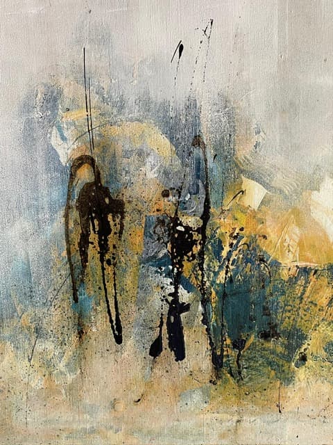 Coulées noires et traits verticaux sur un fond gris perle, éclats bleus et ocre jaune.