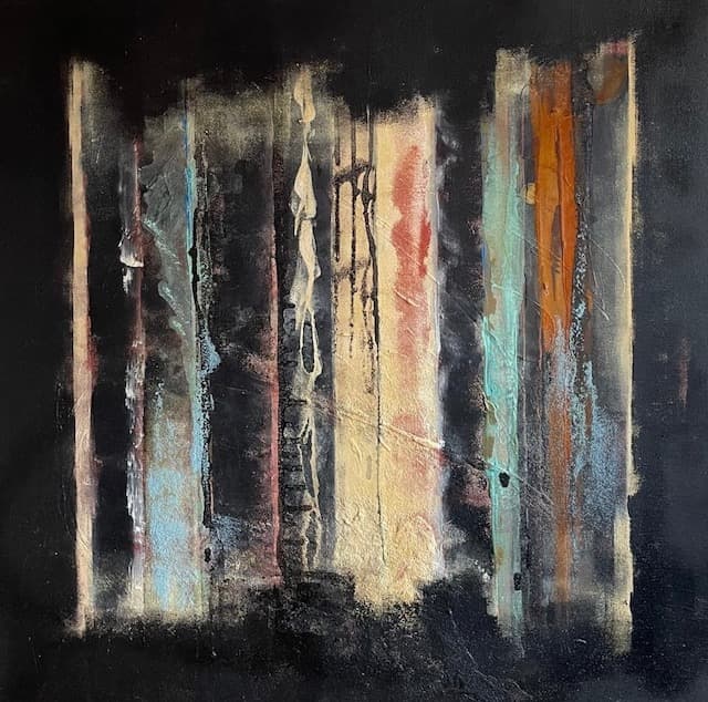 Bandes verticales claires, turquoise et orangées émergeant d’un fond noir profond.