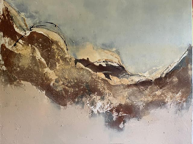 Paysage abstrait : crêtes brunes et sable se détachant sur un ciel gris-vert.